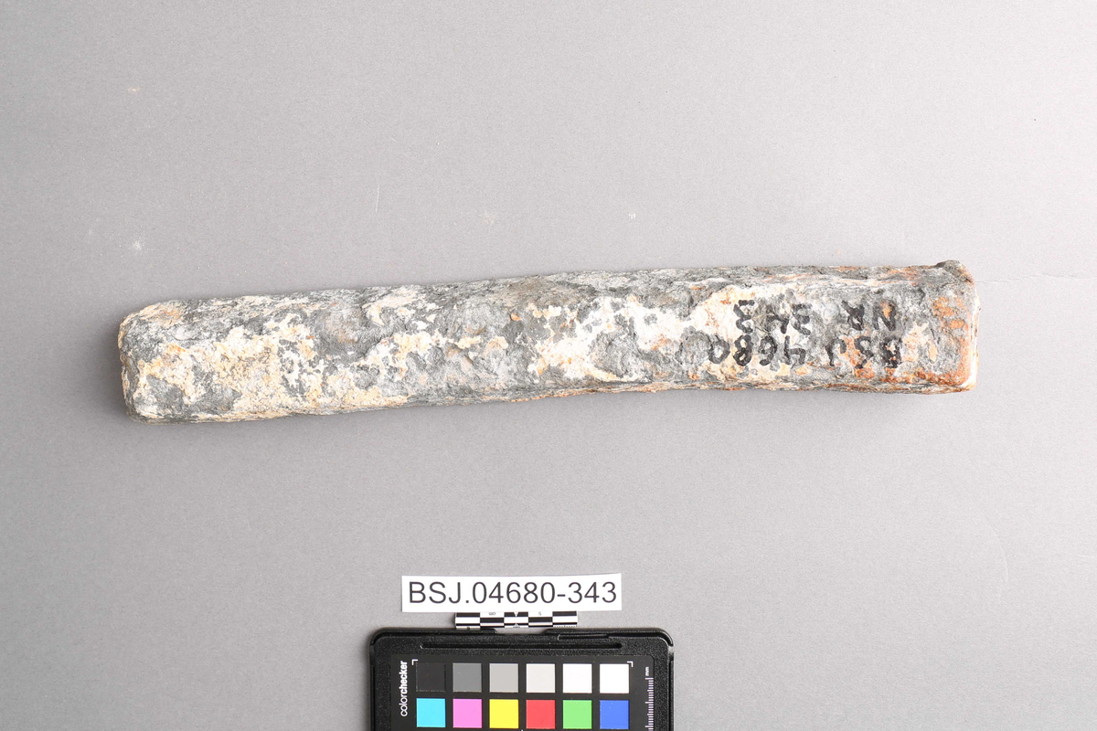 Blybarre  funnet ved skipet AKERENDAM som forliste på Runde i 1725. Rektangulær stav med svak bue på ene enden.