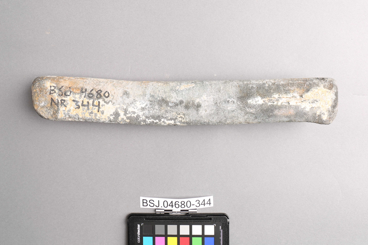 Blybarre  funnet ved skipet AKERENDAM som forliste på Runde i 1725. Rektangulær stav med svakt buet på midten.