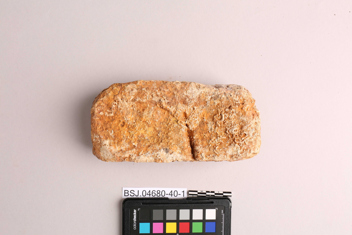 Teglstein funnet ved skipet AKERENDAM som forliste på Runde i 1725. Rektangulær form.
