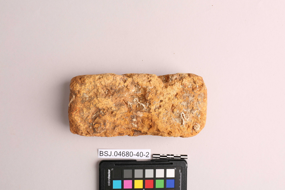 Teglstein funnet ved skipet AKERENDAM som forliste på Runde i 1725. Rektangulær form.
