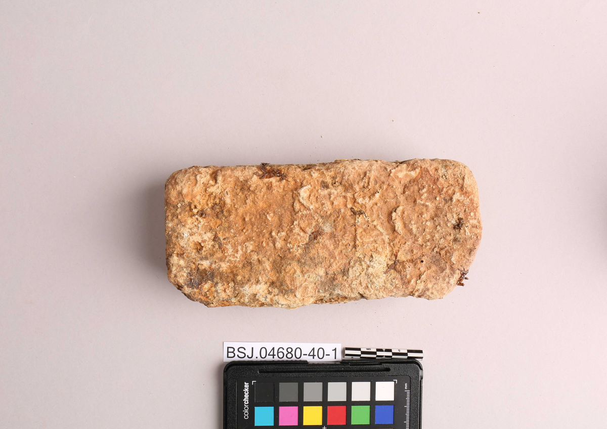 Teglstein funnet ved skipet AKERENDAM som forliste på Runde i 1725. Rektangulær form.
