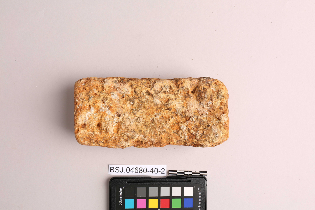 Teglstein funnet ved skipet AKERENDAM som forliste på Runde i 1725. Rektangulær form.
