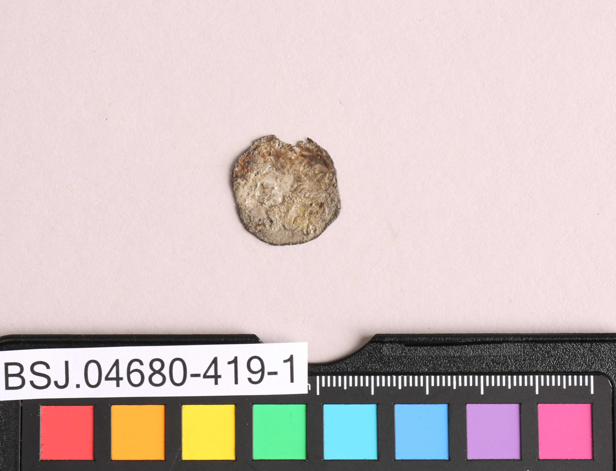 Sølvmynt type Nederlandsk toskilling funnet ved skipet AKERENDAM som forliste på Runde. Skillemynt, mynt av mindre verdi som ble benyttet til veksling og mindre betalinger.