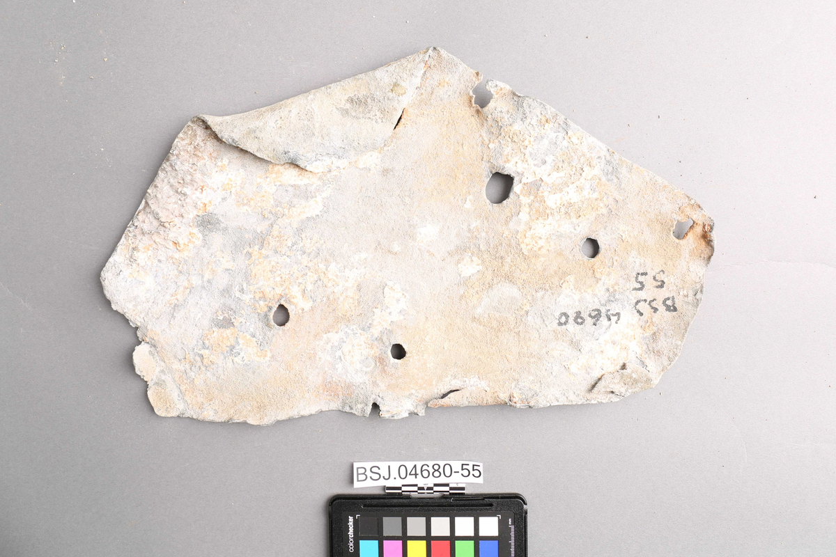 Blyplate funnet ved skipet AKERENDAM som forliste på Runde i 1725. Flat blyplate delvis foldet kant. Uklart om det er last eller del av skipet.