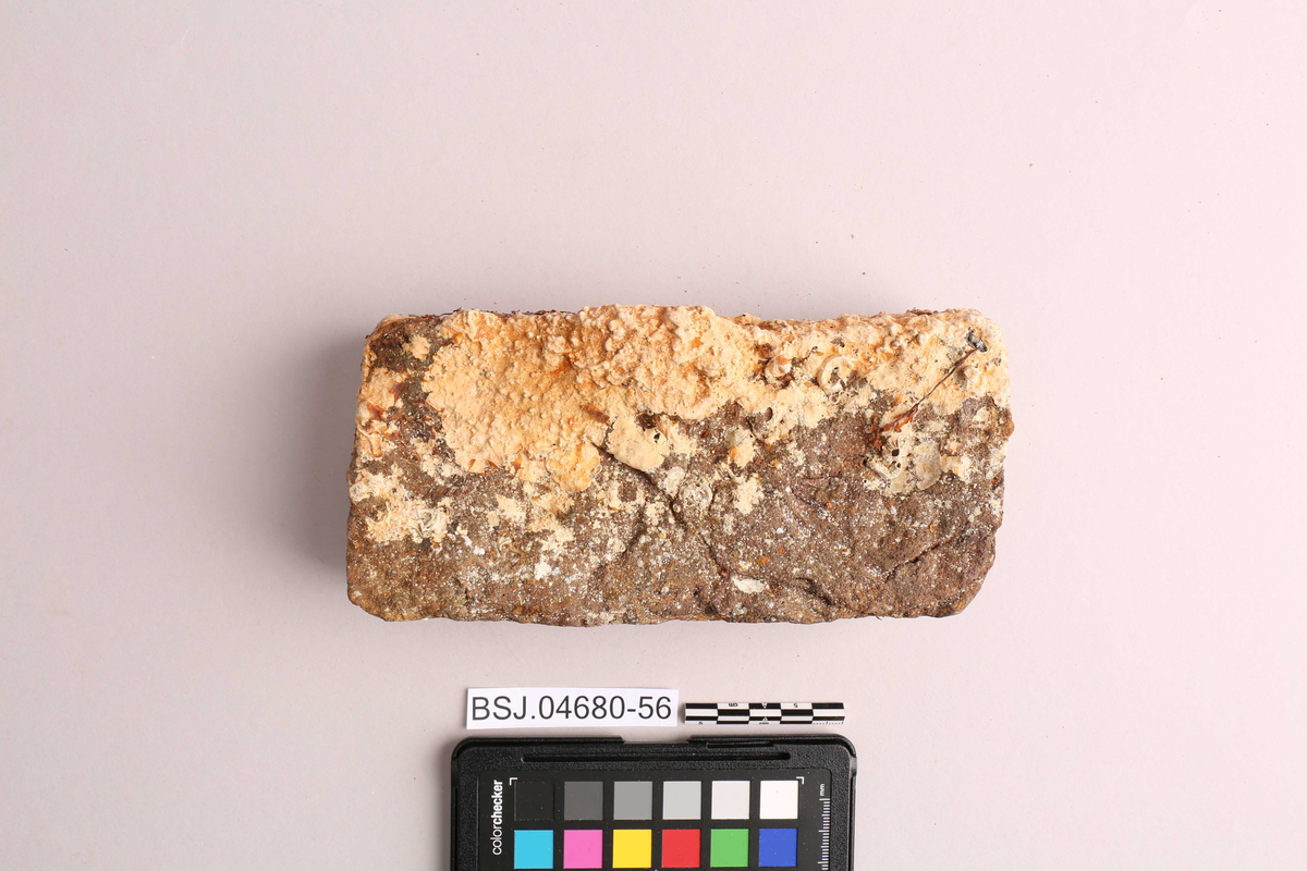 Teglstein funnet ved skipet AKERENDAM som forliste på Runde i 1725. Rektangulær form.
