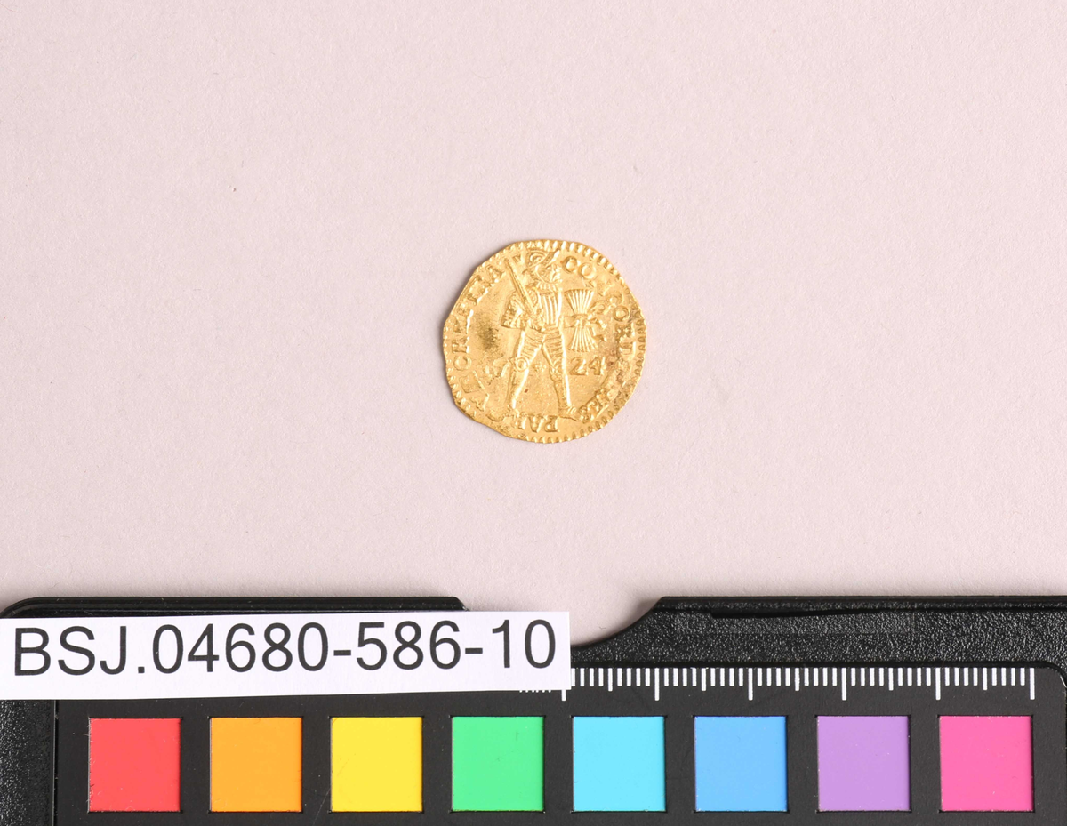 Stående ridder i full rusting som holder et sverd og en bunt med piler. Pilene symboliserer foreningen av de nordlige provisnen, som danner grunnlaget for Utrechtunionen i 1559