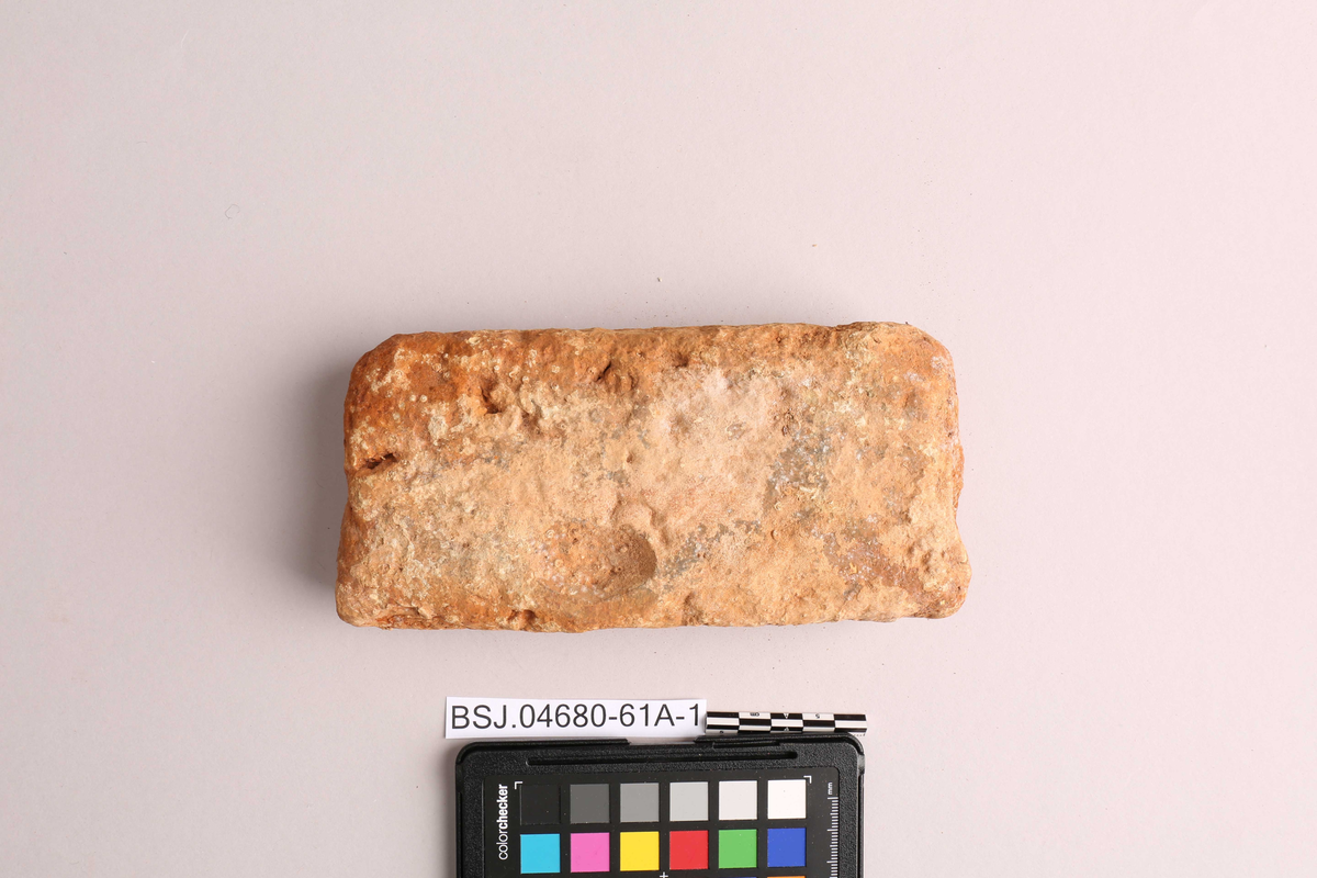 Teglstein funnet ved skipet AKERENDAM som forliste på Runde i 1725. Rektangulær form.