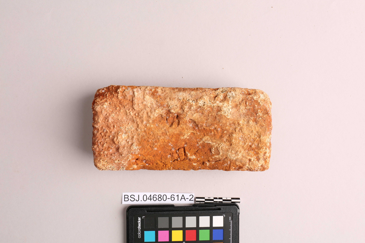 Teglstein funnet ved skipet AKERENDAM som forliste på Runde i 1725. Rektangulær form.
