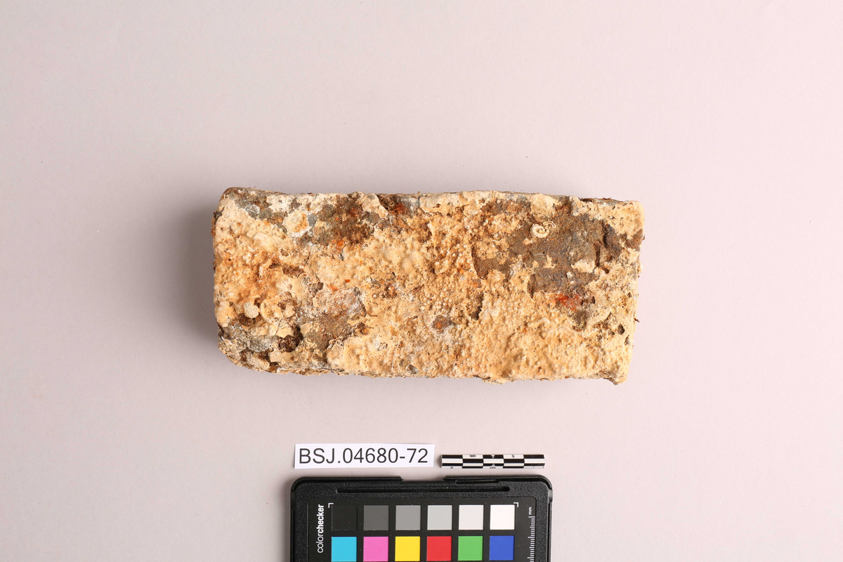 Teglstein funnet ved skipet AKERENDAM som forliste på Runde i 1725. Rektangulær form.
