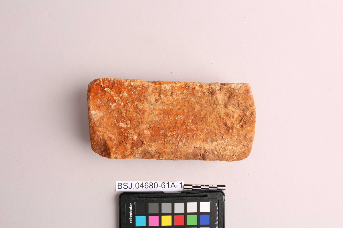 Teglstein funnet ved skipet AKERENDAM som forliste på Runde i 1725. Rektangulær form.