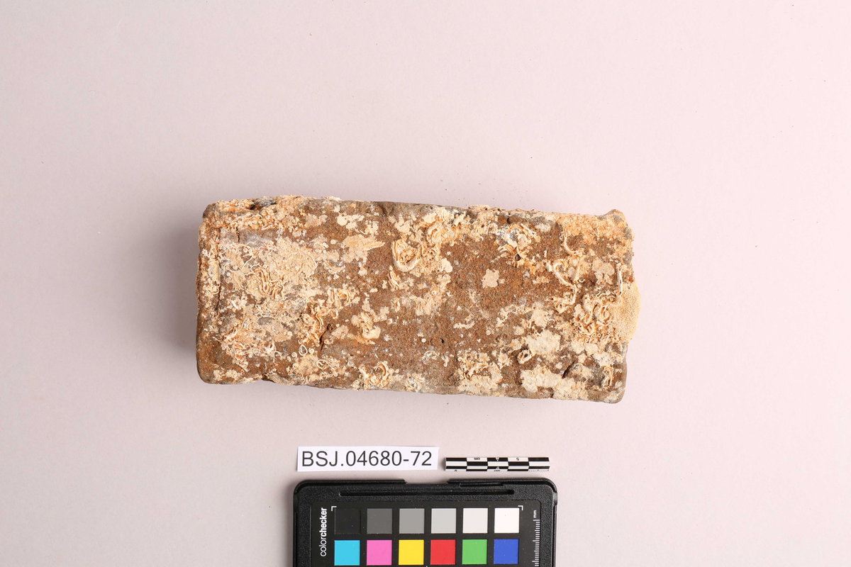 Teglstein funnet ved skipet AKERENDAM som forliste på Runde i 1725. Rektangulær form.
