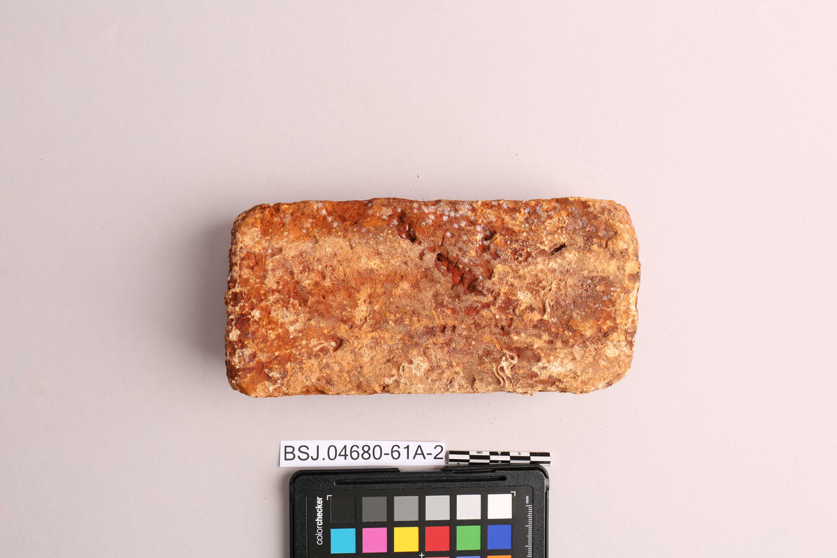 Teglstein funnet ved skipet AKERENDAM som forliste på Runde i 1725. Rektangulær form.
