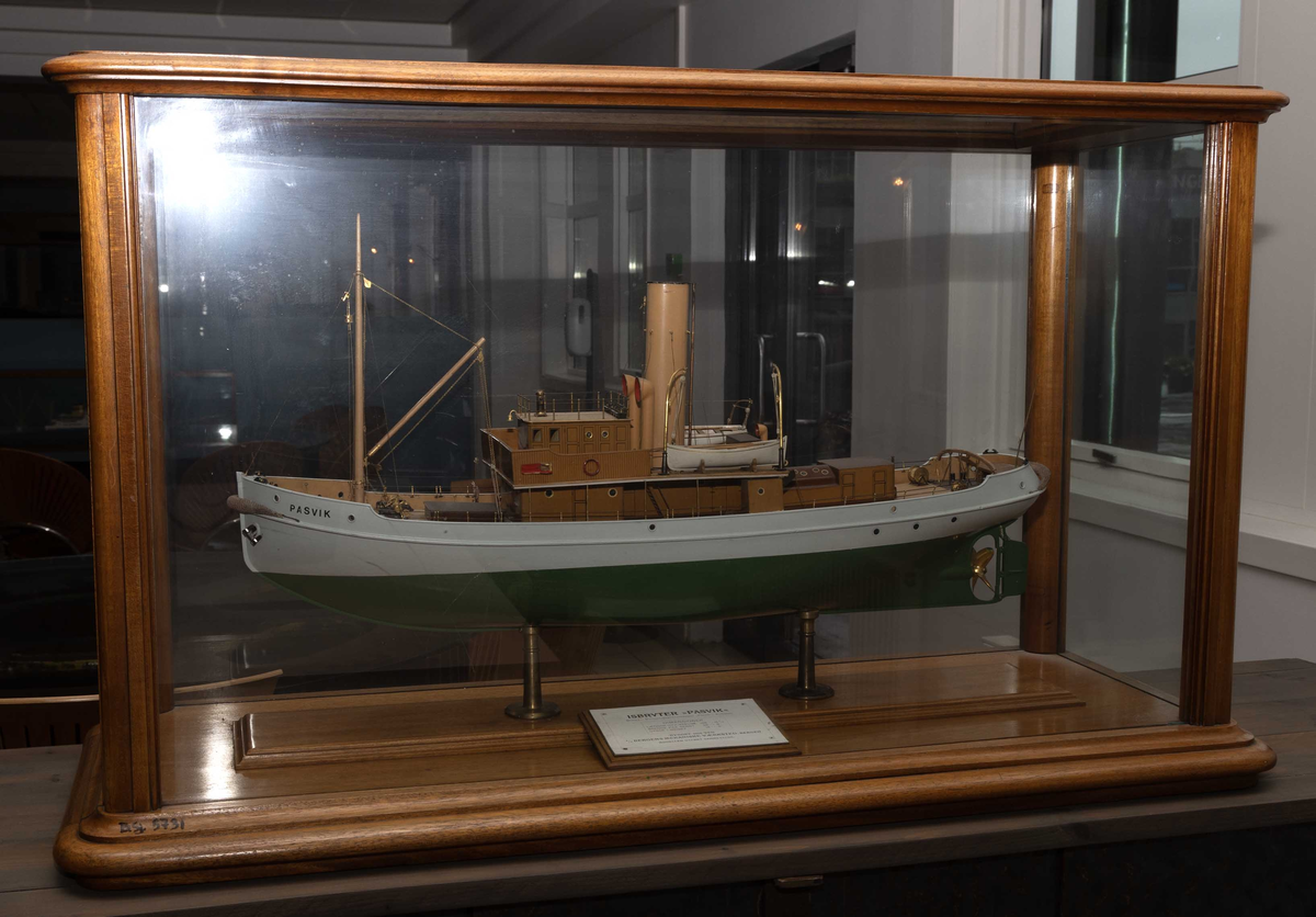 Helmodell av isbryter PASVIK bg. 1910 bygget ved BMV for Dampskibsaktieselskapet Pasvik i Kirkens.