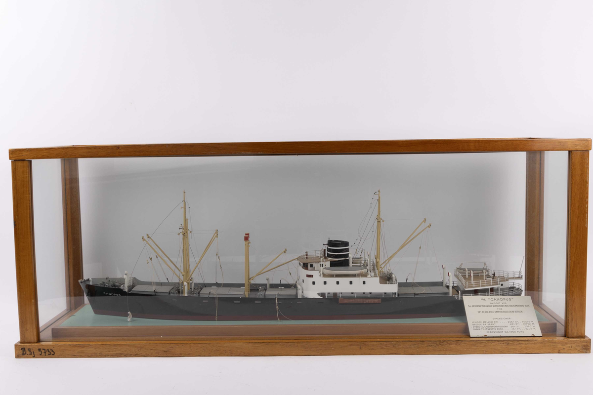 Helmodell av MS CANOPUS bg. 1948 ved BMV for Det Bergenske Dampskibsselskab.