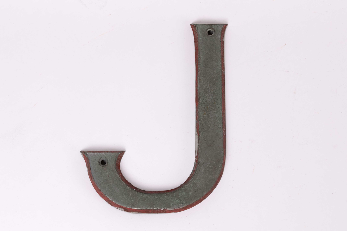 Del av navneskilt til bjergningsdamper JASON tilhørende Norsk Bjergningskompagni. Bokstaver J  for montering direkte på skipet.