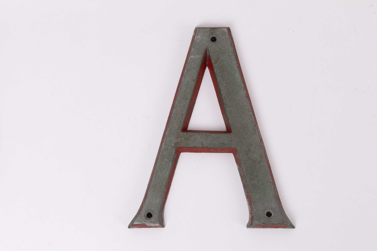 Del av navneskilt til bjergningsdamper JASON tilhørende Norsk Bjergningskompagni. Bokstaver A  for montering direkte på skipet.