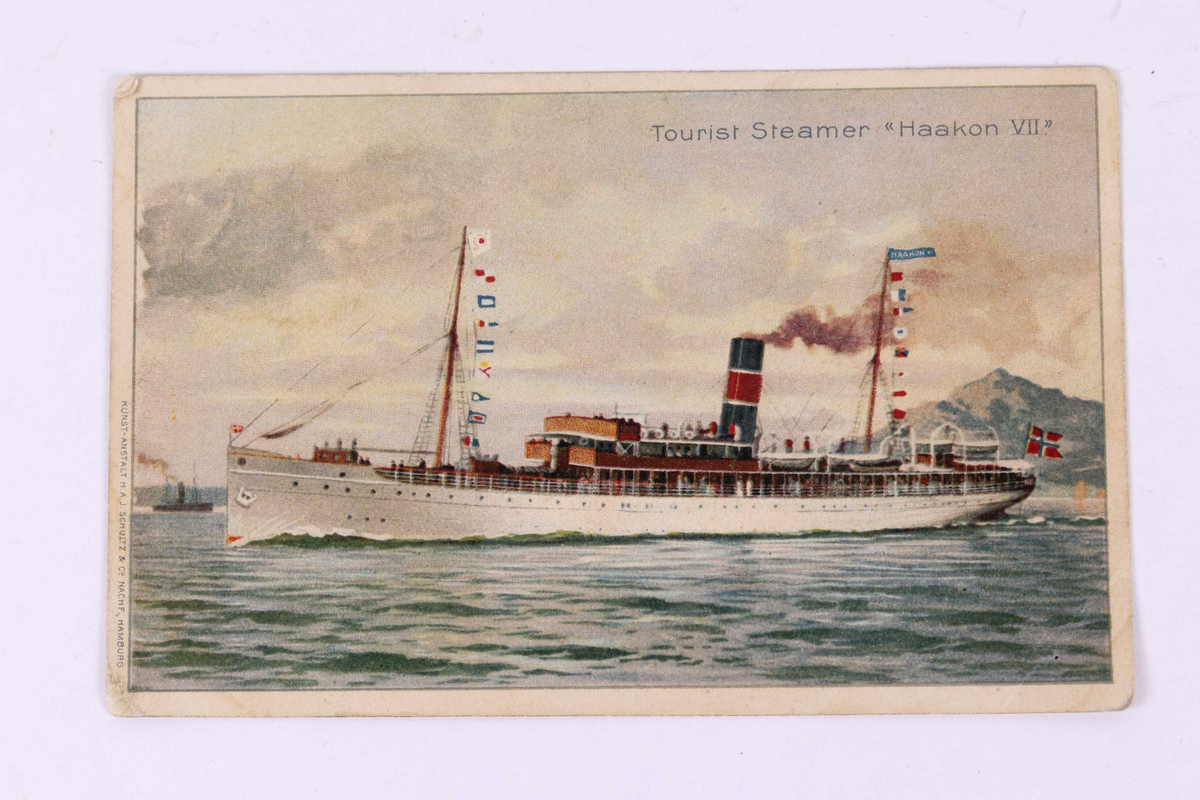 Kolorert postkort med motiv av DS HAAKON VII under fart.