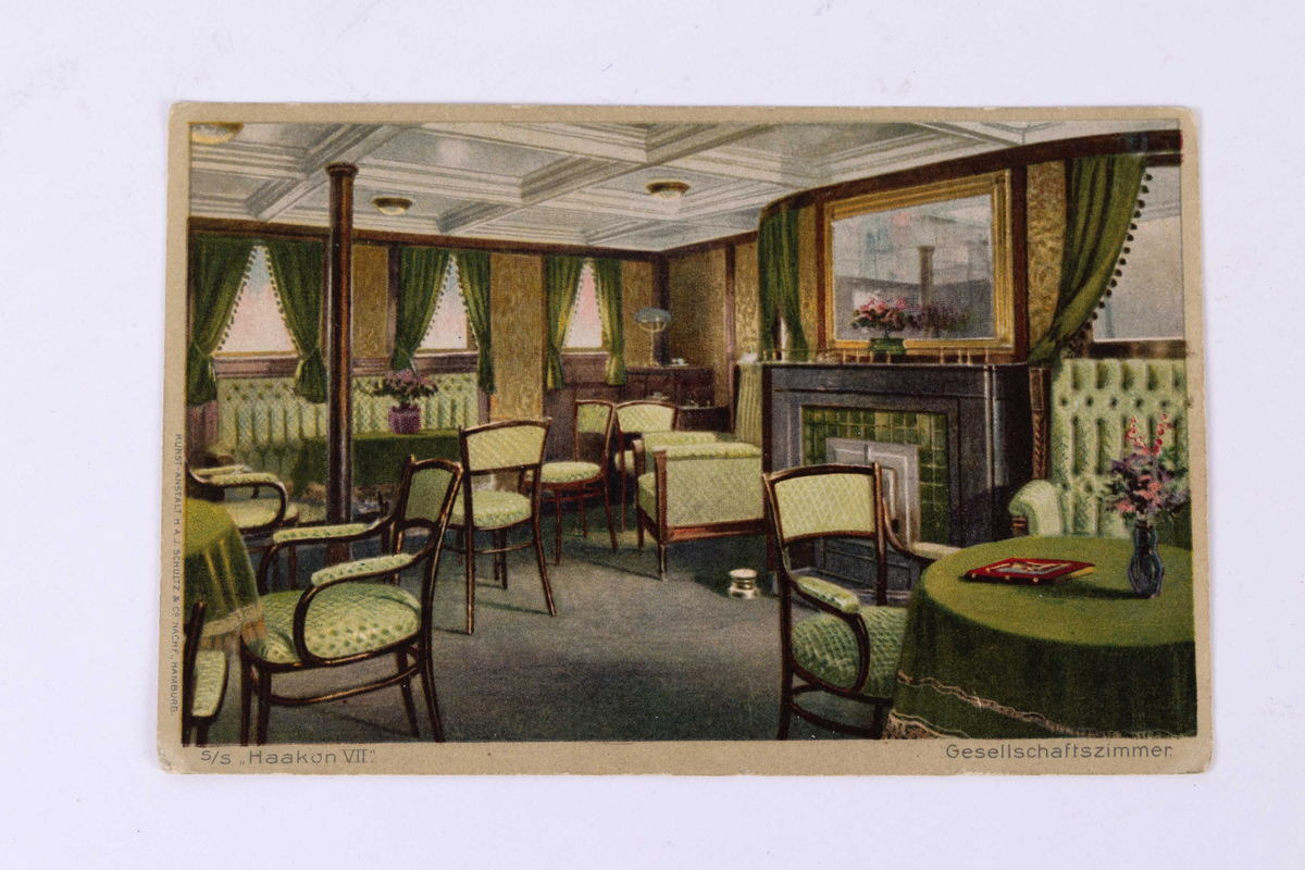 Kolorert postkort med motiv av dagligstuen på skipet DS HAAKON VII