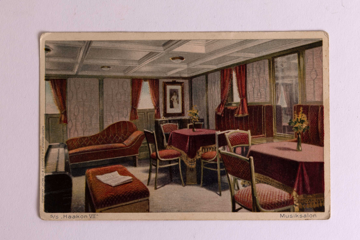 Kolorert postkort med motiv av musikksalongen på skipet DS HAAKON VII