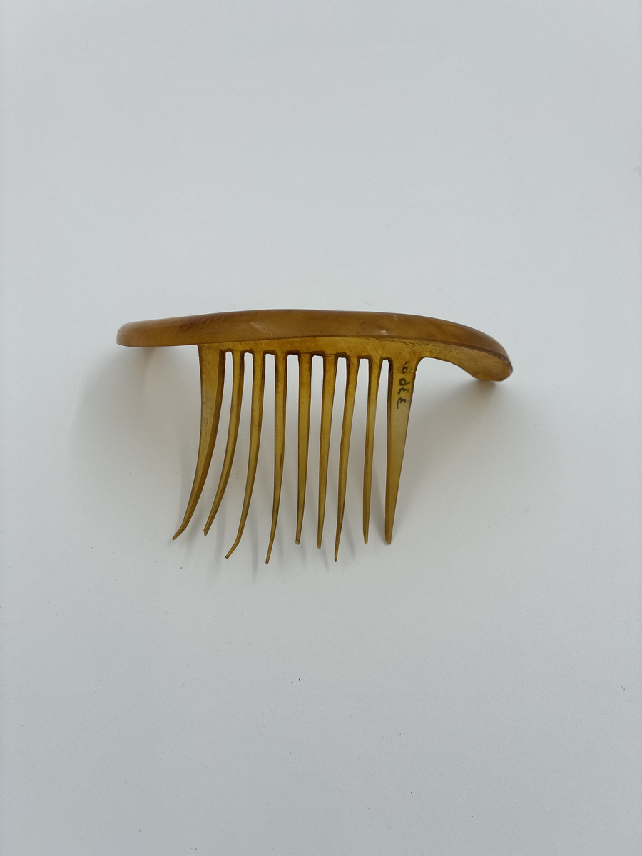 Hårkam av sköldpaddsliknande material. 
Tillvaratagen på Samrealskolans vind.