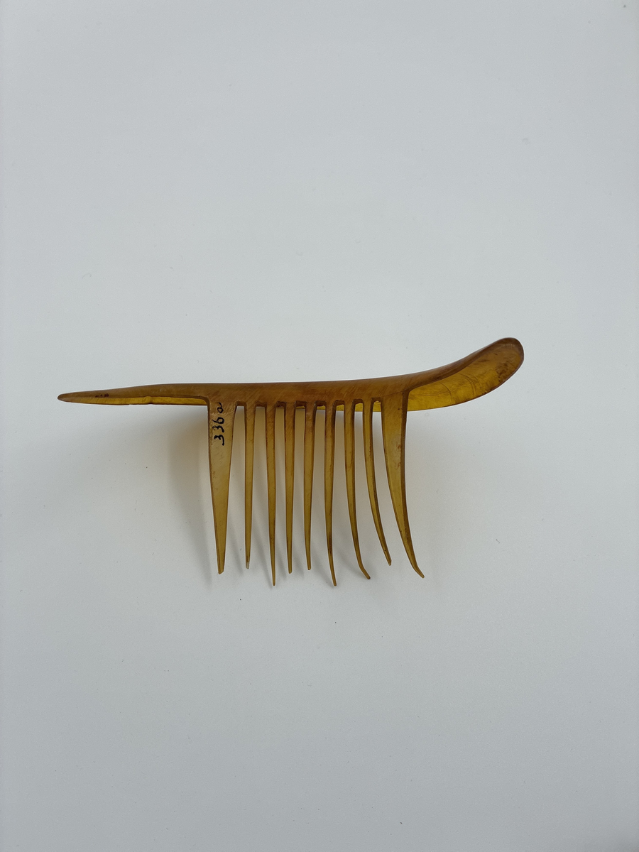 Hårkam av sköldpaddsliknande material. 
Tillvaratagen på Samrealskolans vind.