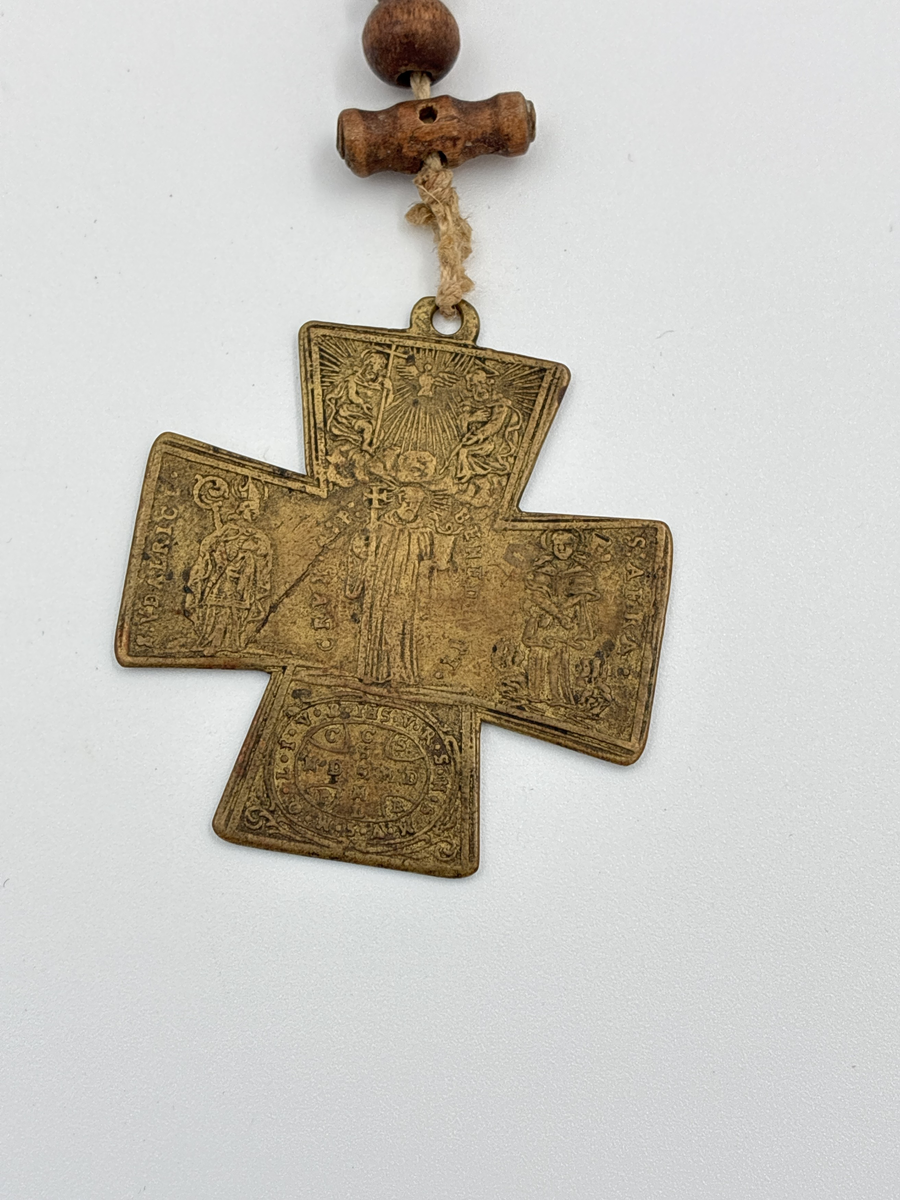 Radband med träkulor och mässingskors i form av ett Sankt Georgskors. På ena sidan av korset en scen kopplad till Lechfeldslaget 955 e.Kr samt texten "CRVX S:VDAL RICI" vilket syftar på att korset är tillägnat Sankt Ulrik. 

På korsets andra sida syns Sankt Ulrik, Sankt Benedikt och Sankt Afra. 

En gåva till givaren av rådman Siljeström.