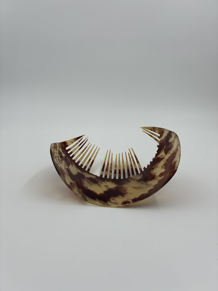 Hårkam av sköldpaddsliknande material. 
Tillvaratagen på Samrealskolans vind.
