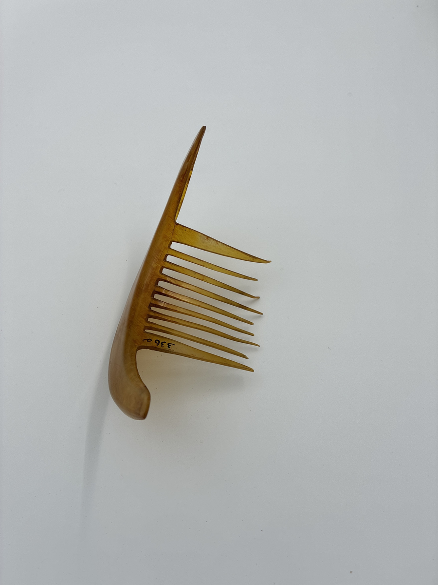 Hårkam av sköldpaddsliknande material. 
Tillvaratagen på Samrealskolans vind.