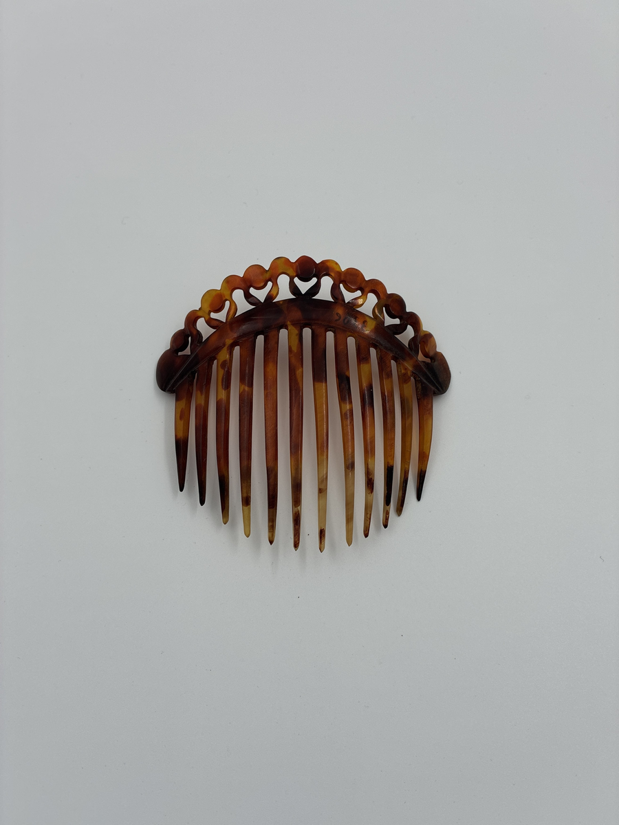 Hårkam av sköldpaddsliknande material. 
Tillvaratagen på Samrealskolans vind.