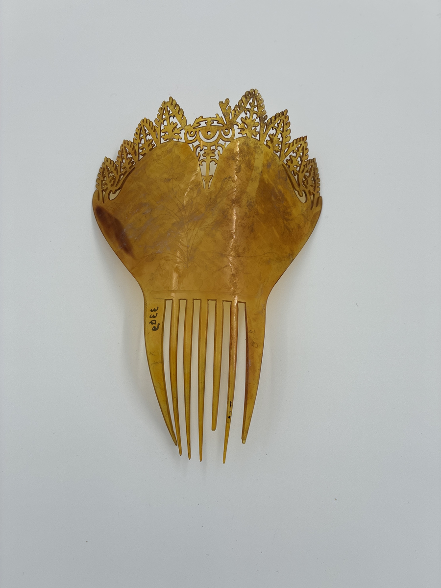 Hårkam av sköldpaddsliknande material. 
Tillvaratagen på Samrealskolans vind.
