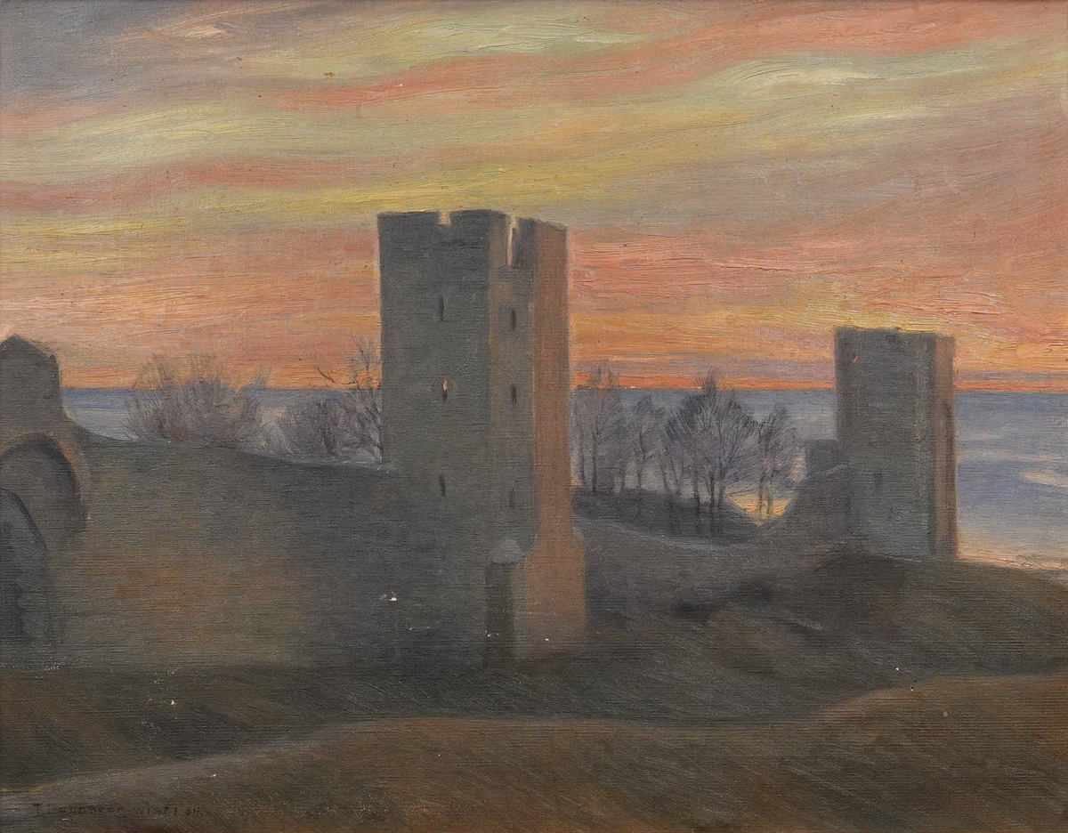 Landskapsbild med motiv från Visby. I förgrunden Visby ringmur. I bakgrunden kala träd och hav. Motivet är avbildat i skymningen, himlen är orange i olika nyanser.