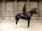 Smålands artilleriregemente, A 6. Underlöjtnant C W S Winberg till häst. I bakgrunden ridhuset. Foto från år 1906.