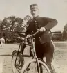 Smålands artilleriregemente, A 6. Löjtnant G A T Sandell med sin velociped. Foto från år 1906.