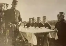 Smålands artilleriregemente, A 6. Utspisning i fält. Fr v: u