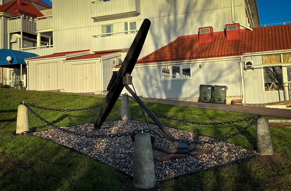 Stockankare. Består av ett ankare av järn, en stock av ek samt en röring av järn med ett yttre lager tågvirke. Stocken är sprucken och hålls ihop av två järnbultar. Ytterligare sex träbultar sitter i stocken. Röringen är fästad i ett runt hål i läggens toppände.