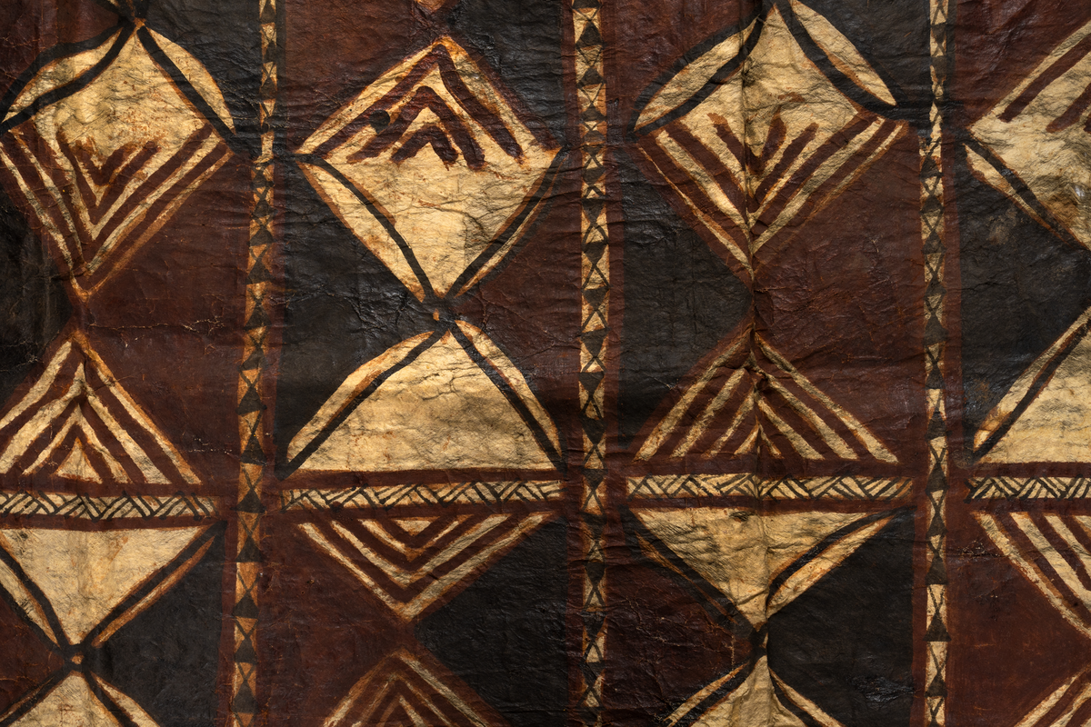 Tapa från Samoa. 
Mönster i svartbrun färg med åtta stycken bårder och rektanglar.