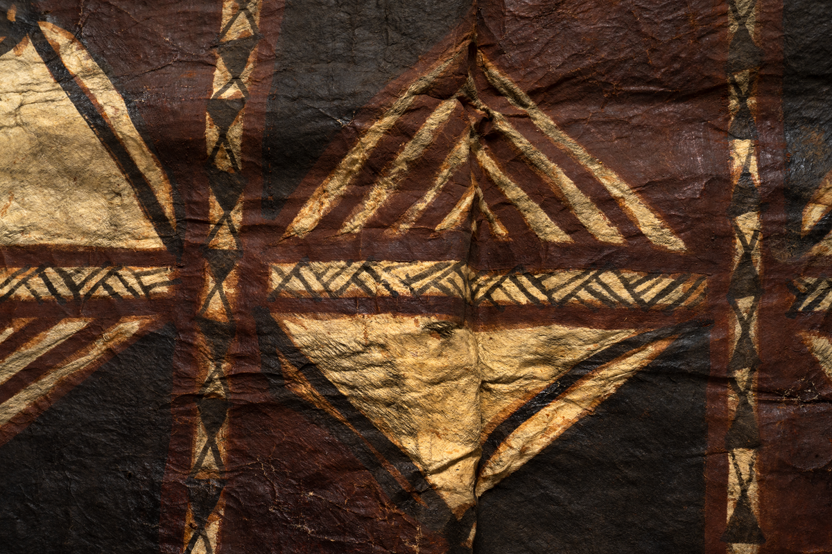 Tapa från Samoa. 
Mönster i svartbrun färg med åtta stycken bårder och rektanglar.