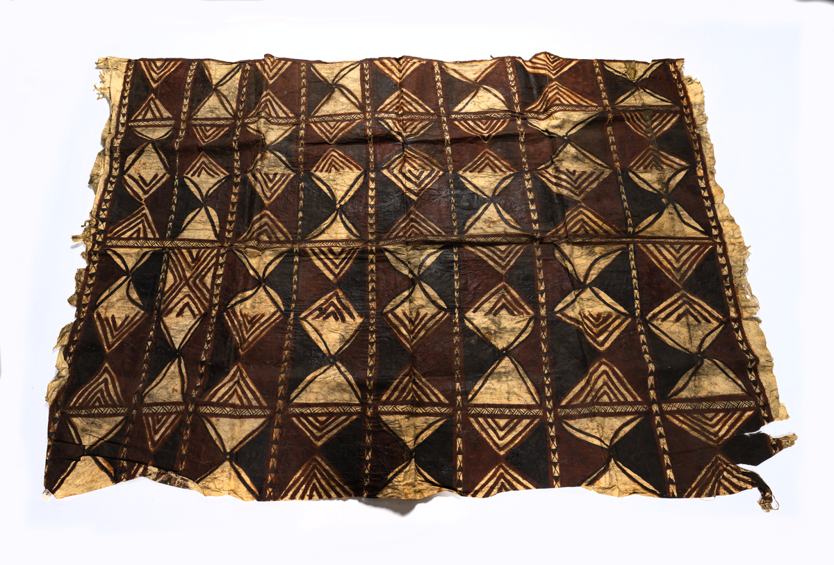 Tapa från Samoa. 
Mönster i svartbrun färg med åtta stycken bårder och rektanglar.
