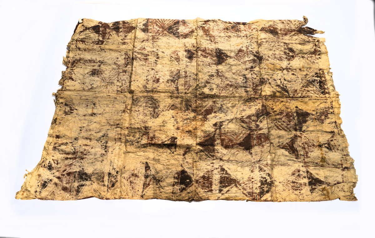 Tapa från Samoa. 
Mönster i svartbrun färg med åtta stycken bårder och rektanglar.