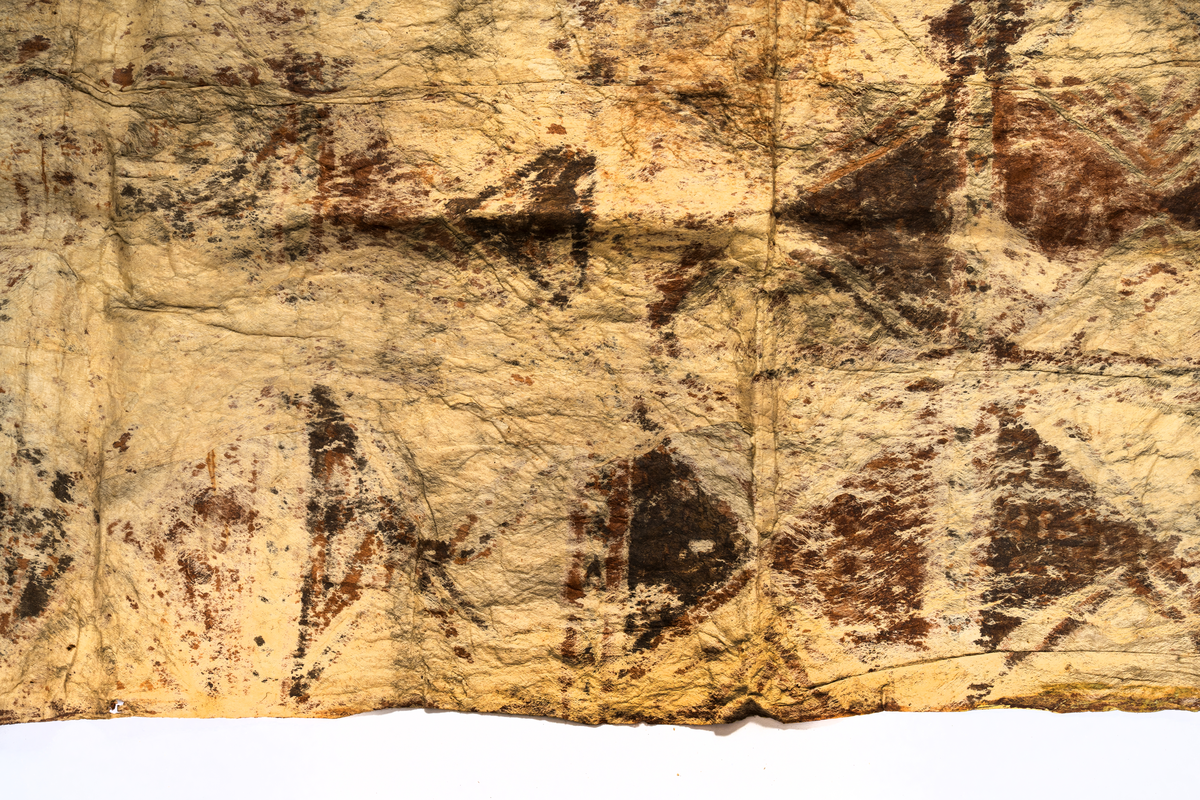 Tapa från Samoa. 
Mönster i svartbrun färg med åtta stycken bårder och rektanglar.