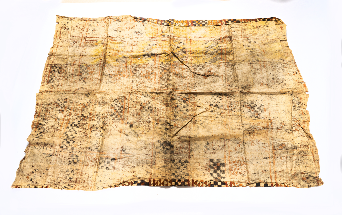 Tapa från Samoa.
Mönster i svartbrun färg indelad på längden i åtta fält med rutor och trianglar.