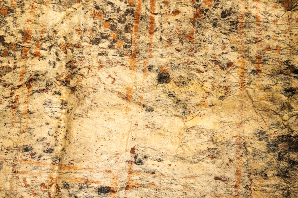 Tapa från Samoa.
Mönster i svartbrun färg indelad på längden i åtta fält med rutor och trianglar.