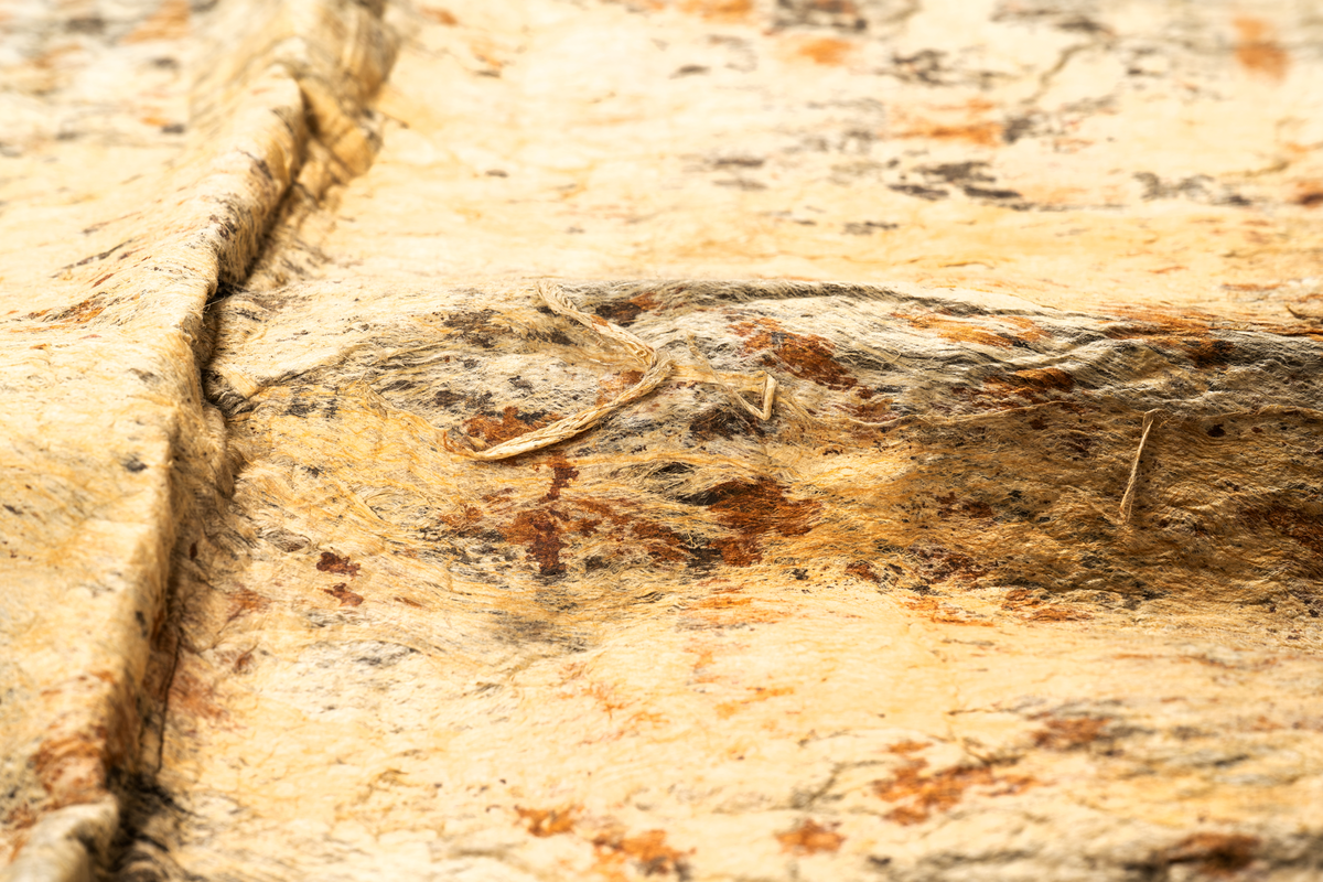 Tapa från Samoa.
Mönster i svartbrun färg indelad på längden i åtta fält med rutor och trianglar.