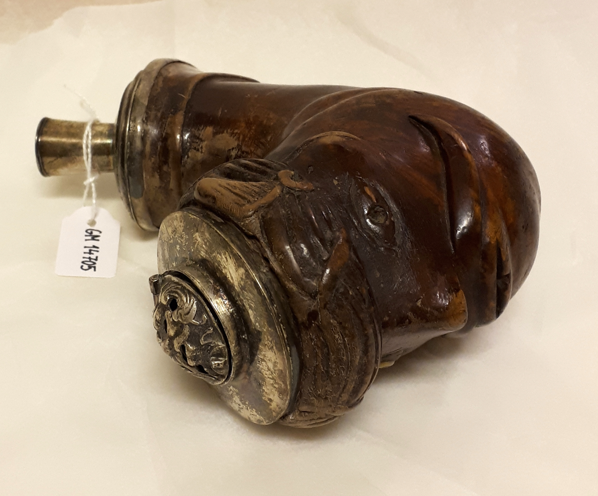 Piphuvud med silverbeslag, tillverkad av Anders Dunderberg.
Stämpel: ADB, G.