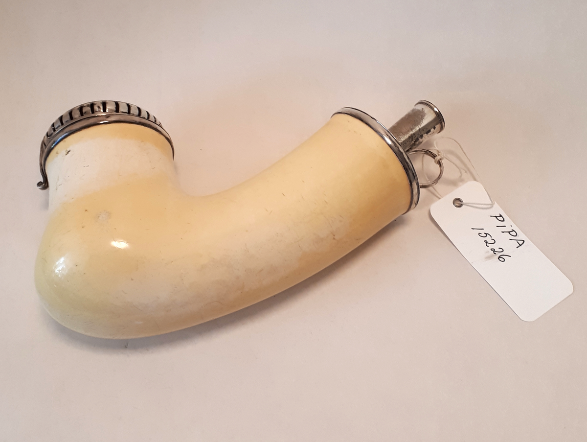 Piphuvud, stort, av sjöskum, gulvit färg med silverbeslag. Lock på gångjärn med blad koncentriska på mitten. 
Stämplad POB, G, N3.
Tillverkat av Pehr Olof Bäckström, Gävle, 1819.
