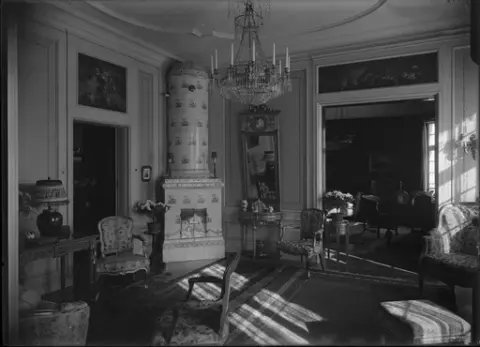 "Konsul Isaac Westergrens hem, Nygatan 11. Omkring 1925. Kabinettet."