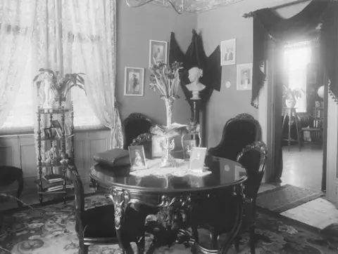 "Stadskamrer och fru Ale Höjers hem, Hantverkargatan 33, Gävle 1904."