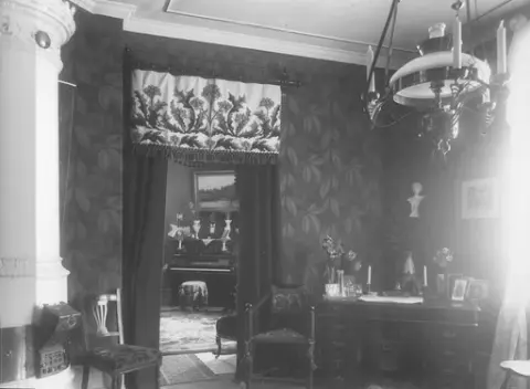 "Stadskamrer och fru Ale Höjers hem, Hantverkargatan 33, Gävle 1904."