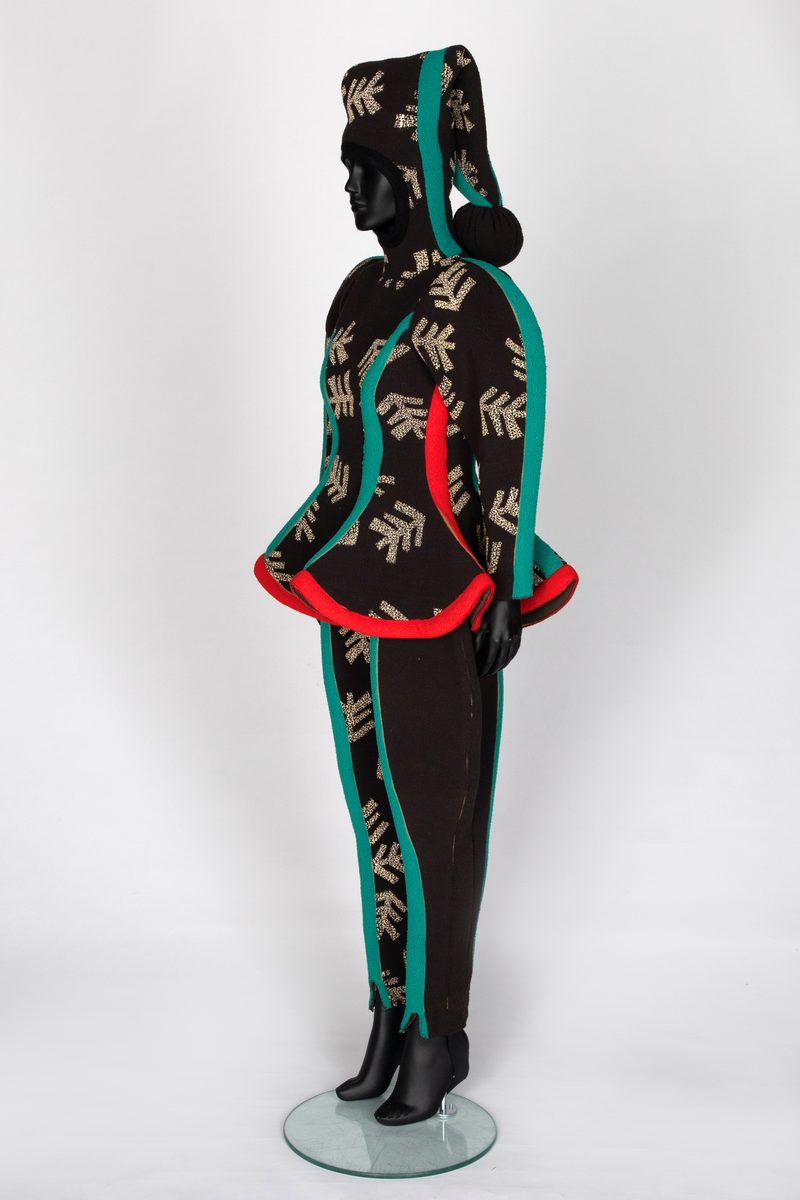 Stiliserte grankvister sparsomt spredd utover stoffet