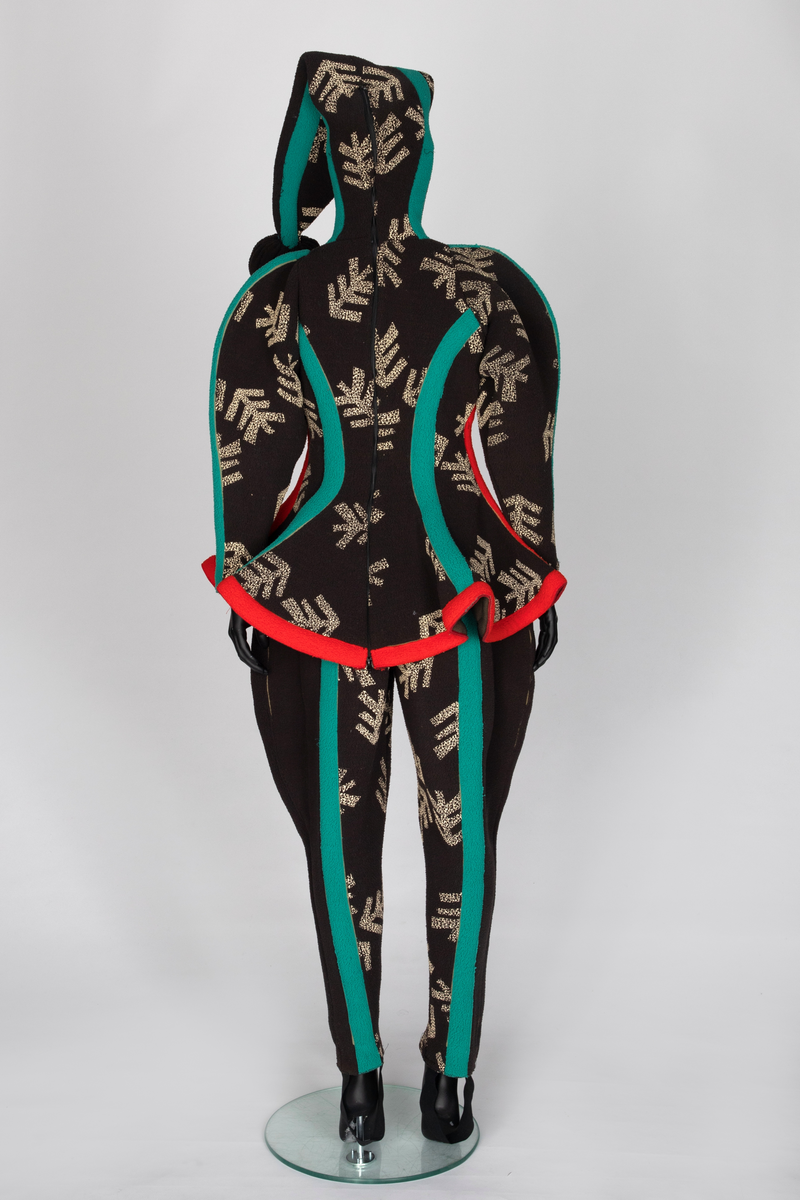 Stiliserte grankvister sparsomt spredd utover stoffet